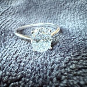 Elegant Silver Ring with Clear Gemstone